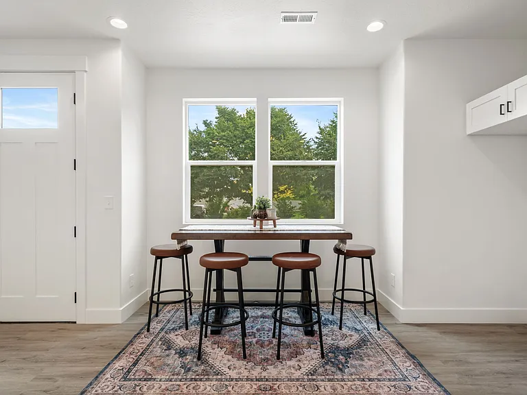 737 S Harrison Dr — Photo 18