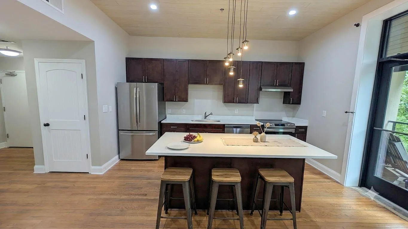 233 N Main St - 233 N Main St — Photo 1