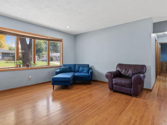 3rd image of 2949 Northview St