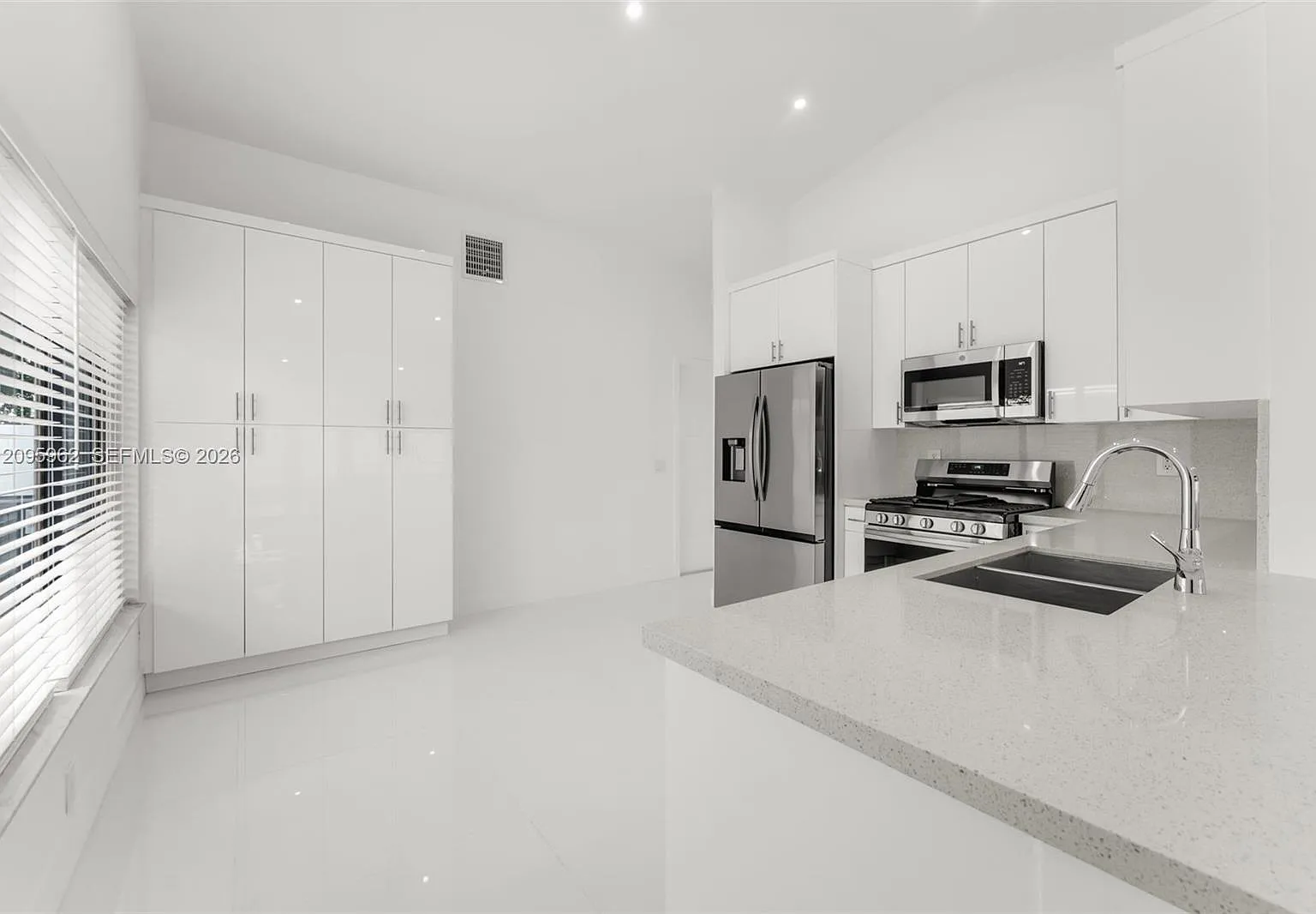 4 bed, 1869 sqft, $4,500 — Photo 1