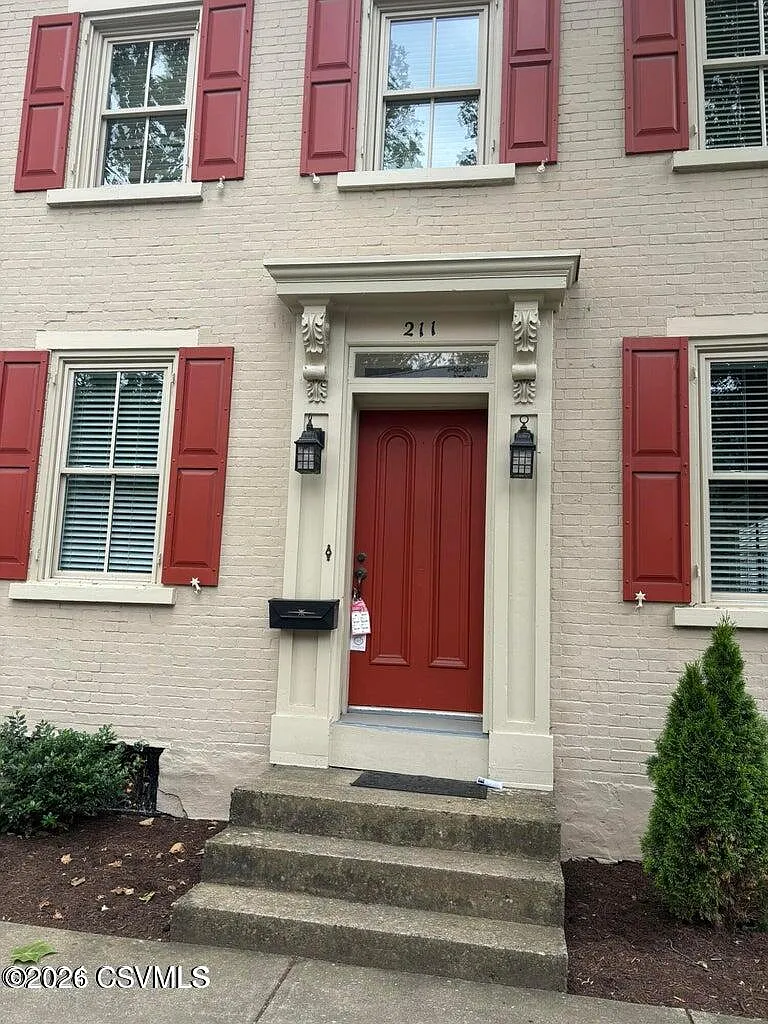 3 bed, 1916 sqft, $2,600 — Photo 1