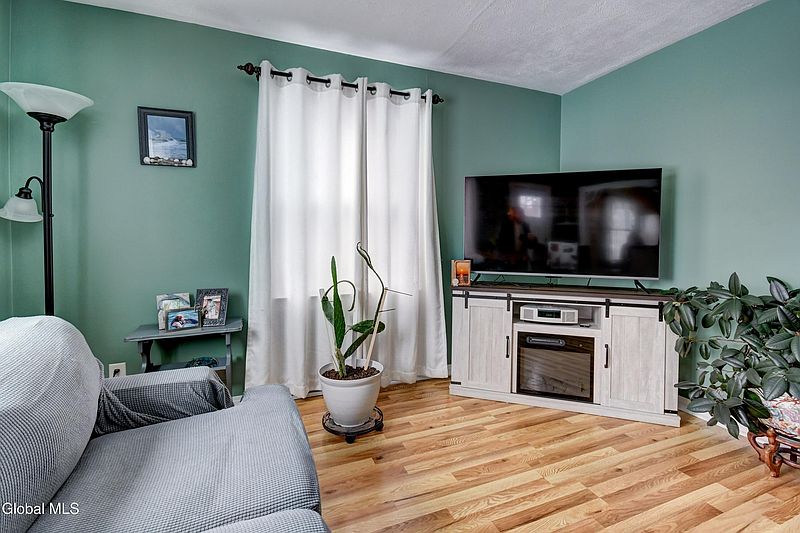 4th image of 12 Christman Place