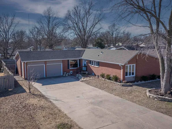 1029 Highland Dr, Arkansas City, KS 67005
