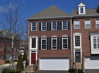 8841 Royal Doulton Ln, Fairfax, VA 22031