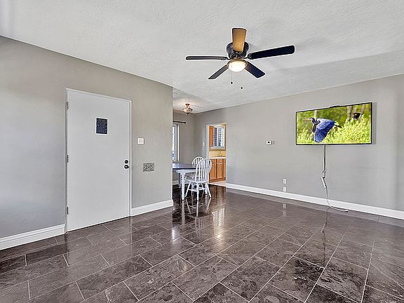3rd image of 349 E Clarendon Ave