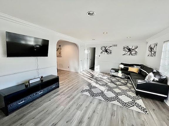 3rd image of 4880 Bruges Ave