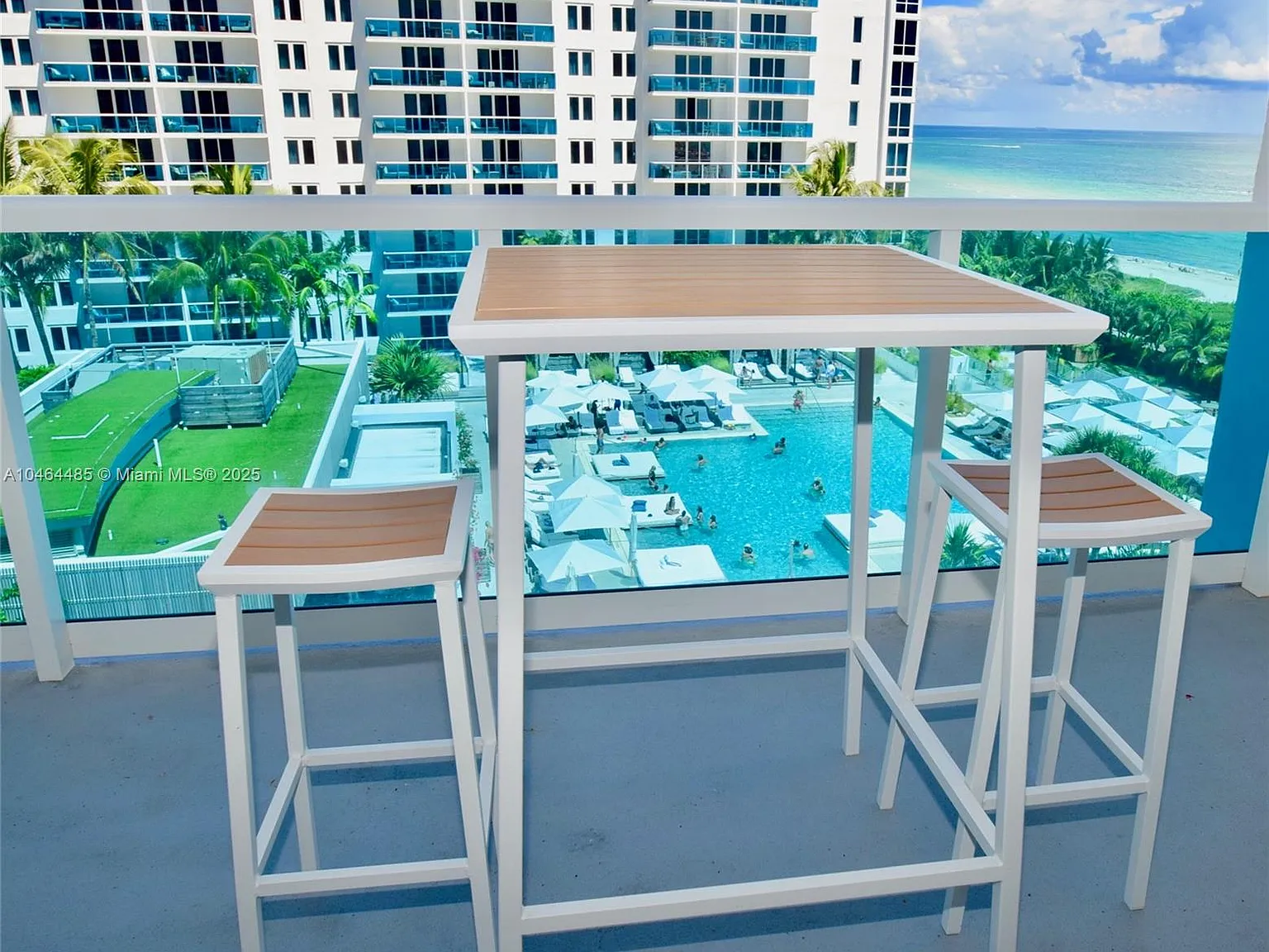 Roney Palace Condo — Photo 1