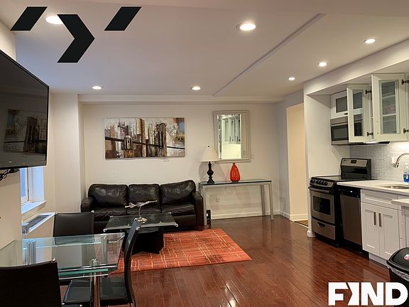 5th image of 150 W 51st St APT 1829