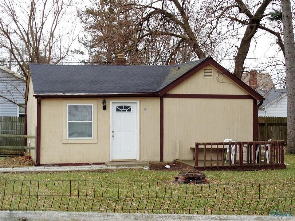 1st image of 833 Gould St