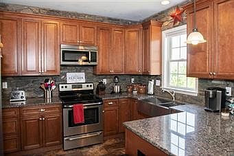 3rd image of 124 Oakwood Dr