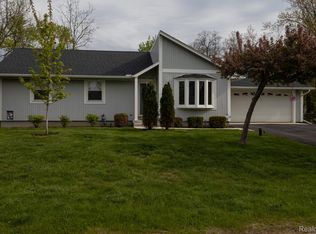 9170 Pennfield Ave, White Lake, MI 48386