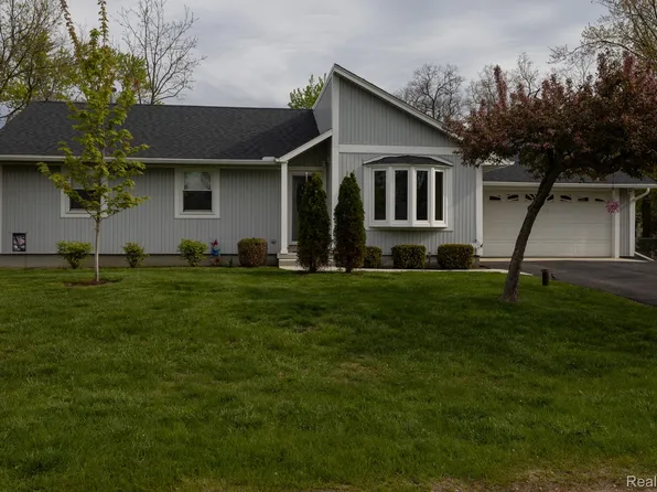 9170 Pennfield Ave, White Lake, MI 48386