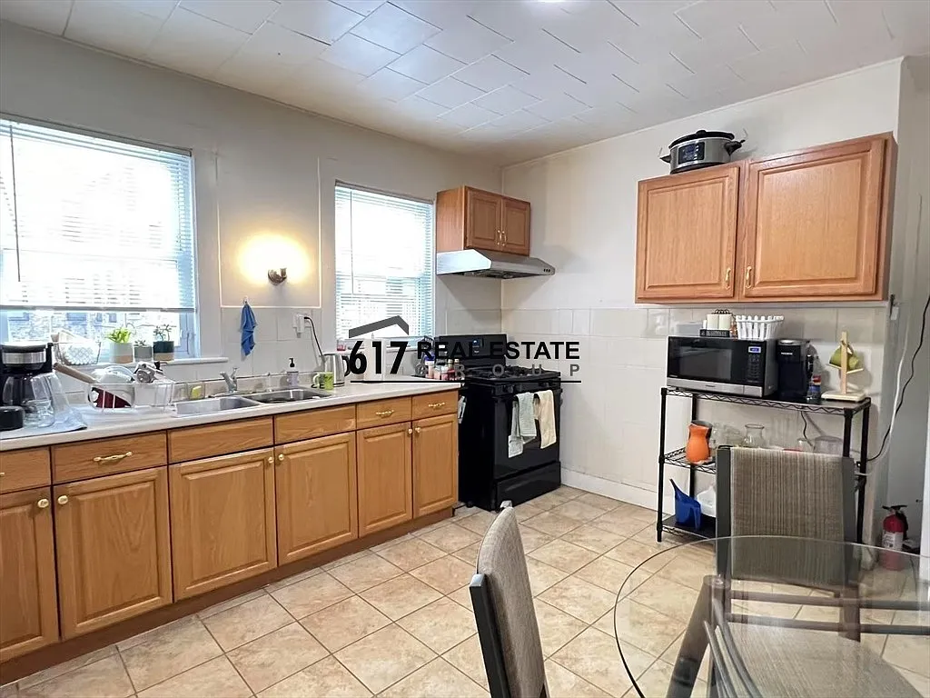 4 bed, 1600 sqft, $4,300 — Photo 1