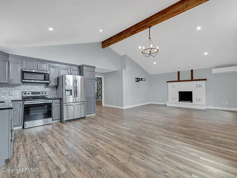 7054 Woodbridge Dr W — Photo 8