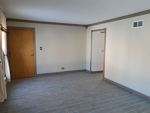 5th image of 1343 Woodview Ln APT 1W