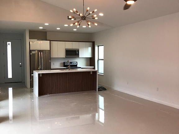 4th image of 608 Camelot Dr