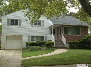 54 Pell Ter, Mineola, NY 11530