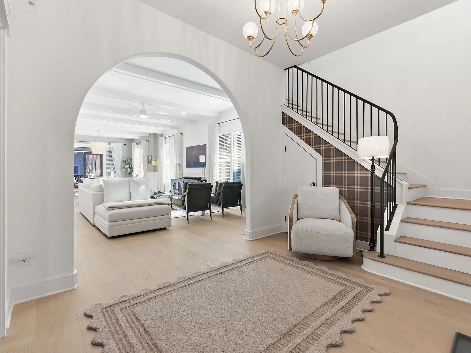 5 bed, 4000 sqft, $9,900 — Photo 4