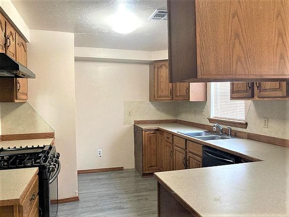 5th image of 910 W Highland Ave