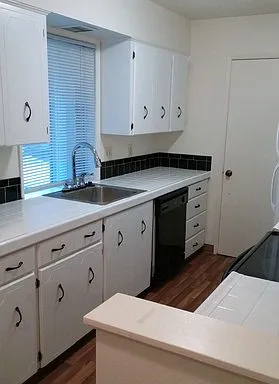 Charwin Court Apartments — Photo 76