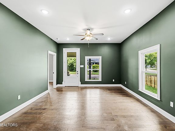4th image of 2456 Woodbine Ave