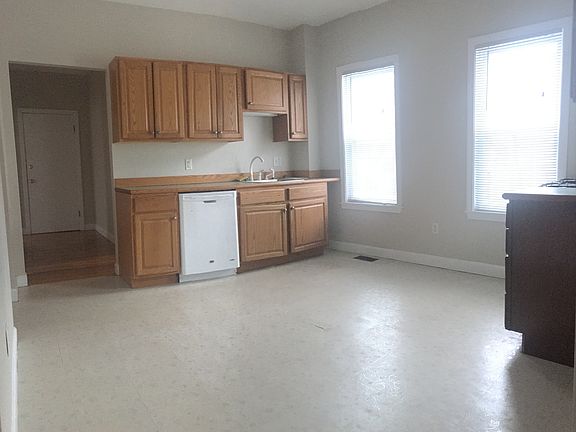 4th image of 371 Lincoln Ave #2