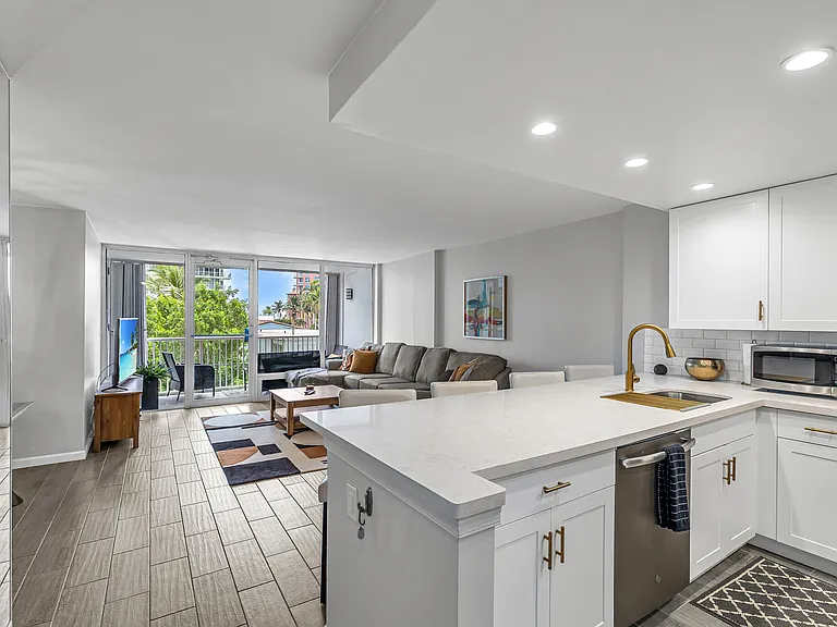 2200 NE 33rd Ave #3E — Photo 4