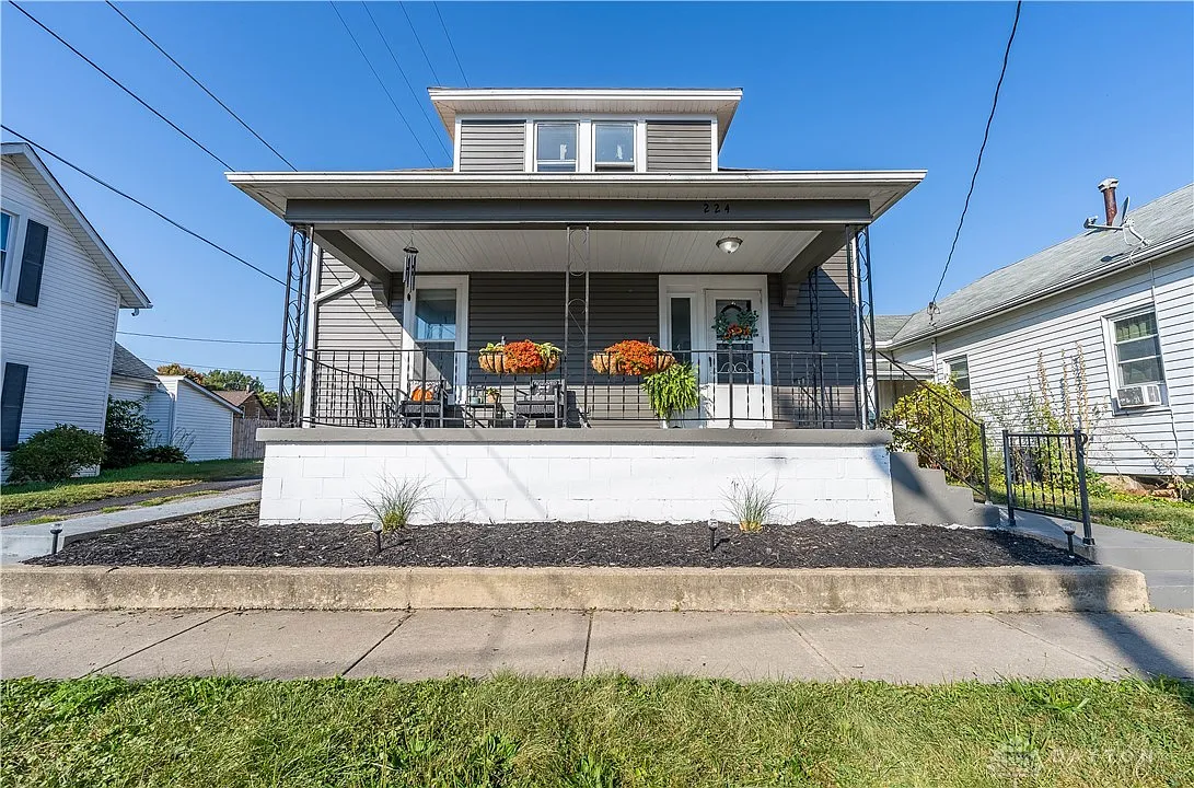 224 Walker St photo 1