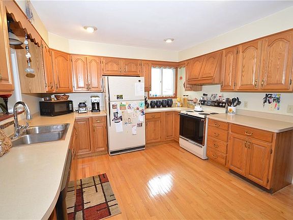 4th image of 60 Westwood Dr