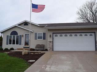 2760 Glenn View Ct, East Troy, WI 53120