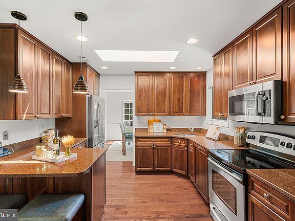 3rd image of 402 Fellini Ct SE
