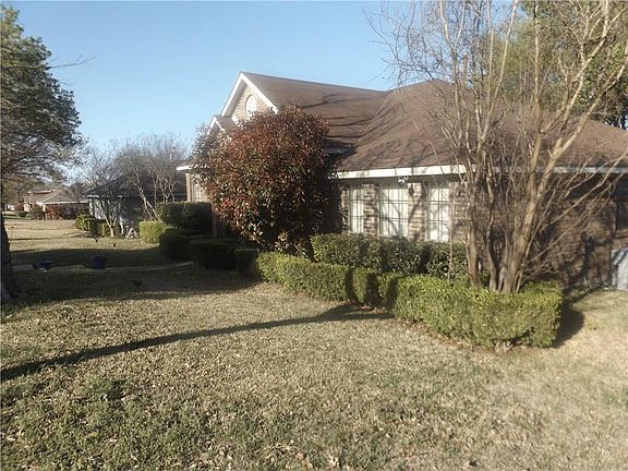 3rd image of 704 Desoto Dr