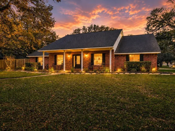 52 Dewberry Ct, Lake Jackson, TX 77566