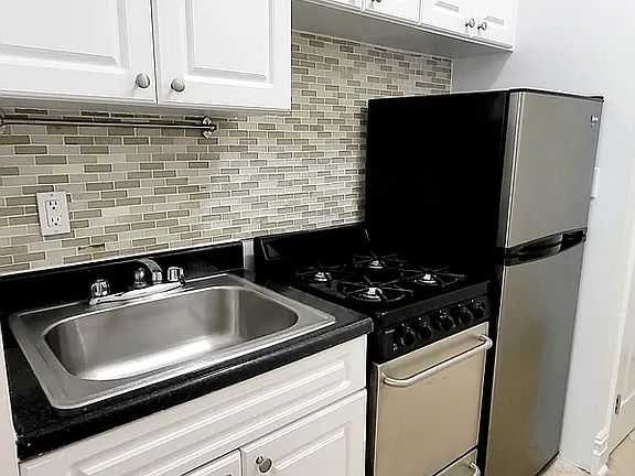 3rd image of 204 W 106th St #31