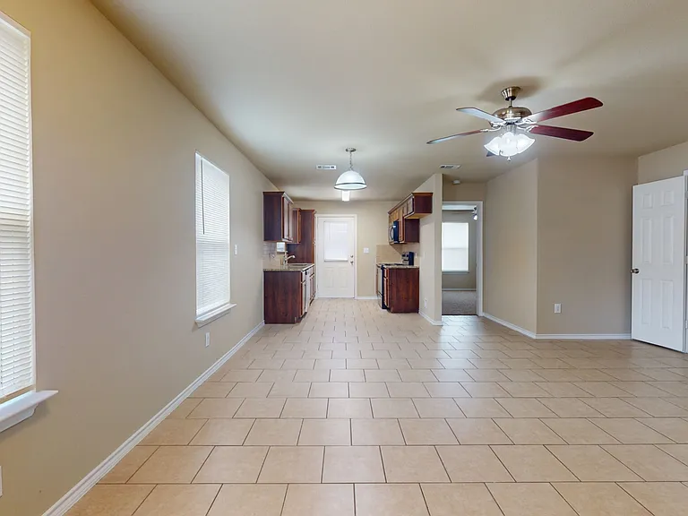 812 Parkplace Rdg — Photo 3