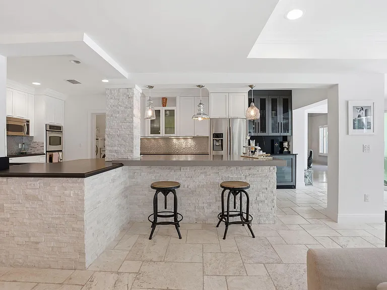309 NE 8th Ave — Photo 13