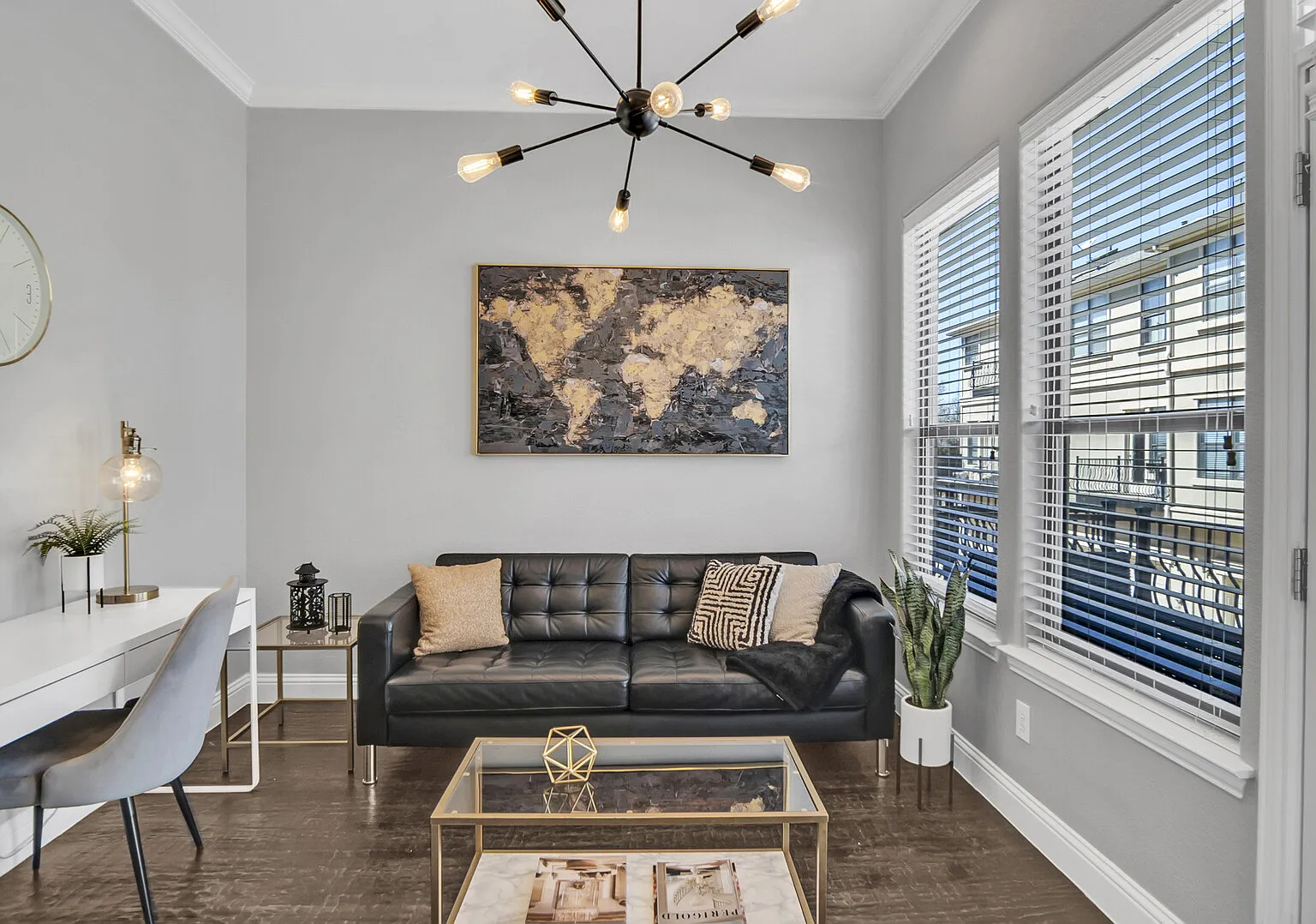 Sophisticated Exec Home | Business & Leisure — Photo 1