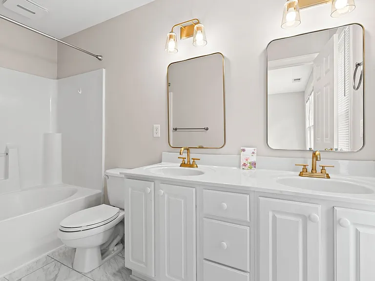 904 Edgewater Cir — Photo 12
