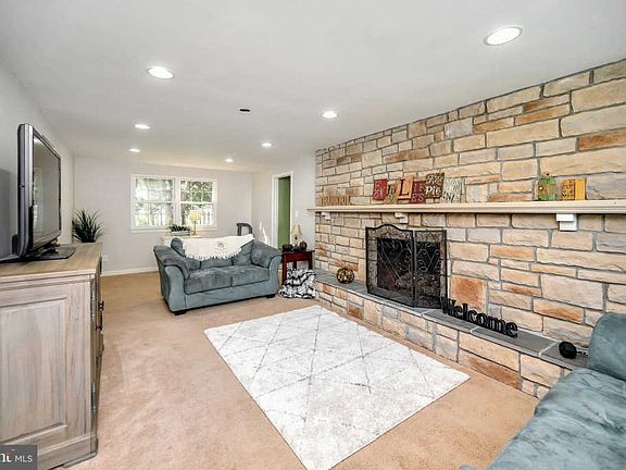 4th image of 2 Lavelle Dr