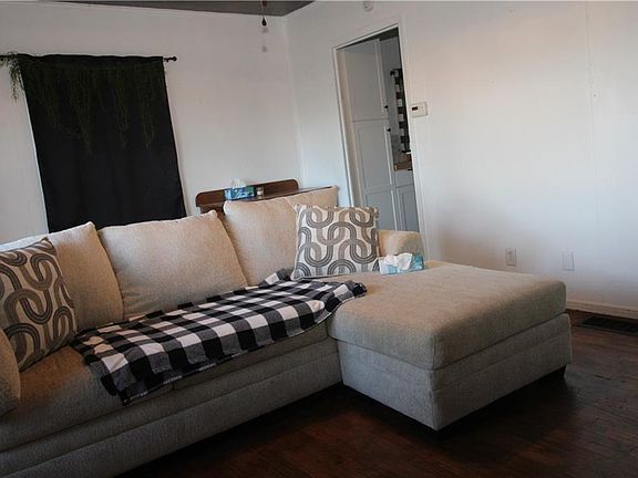 5th image of 406 Eulich St