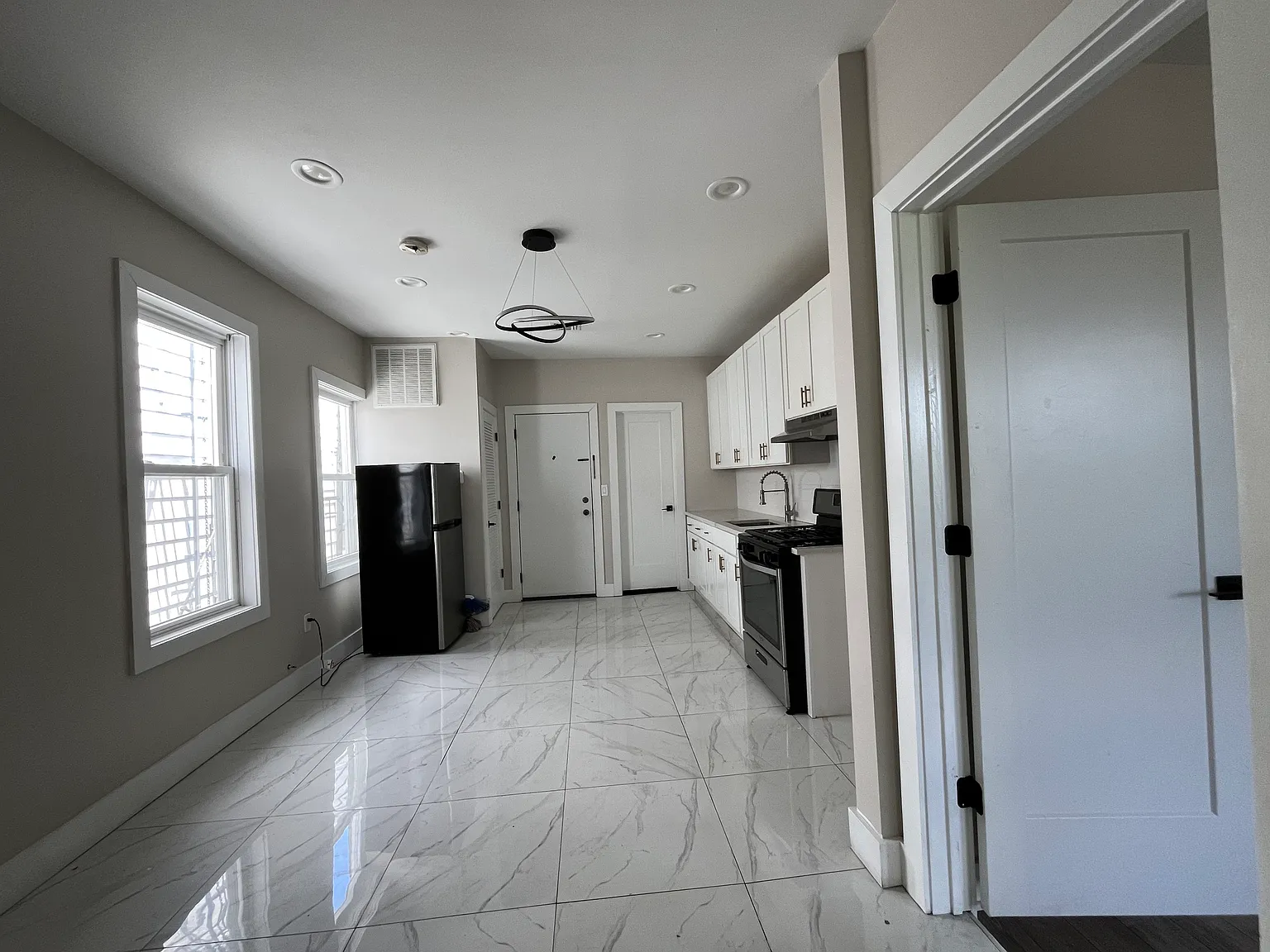 2 bed, 800 sqft, $2,100 — Photo 3