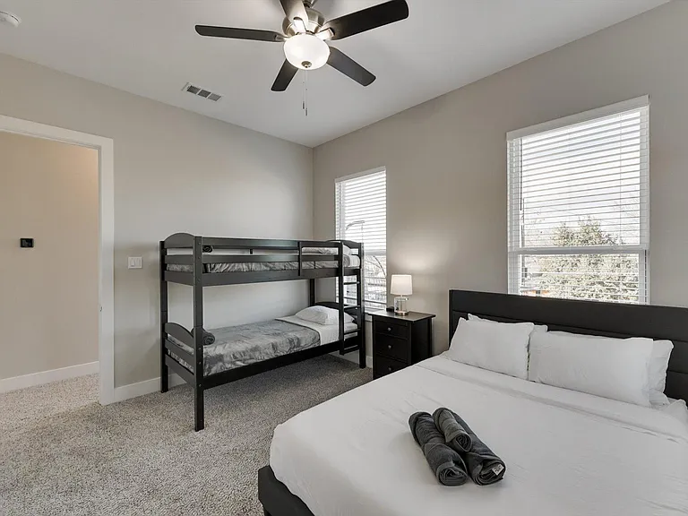 3420 Nomas St — Photo 30