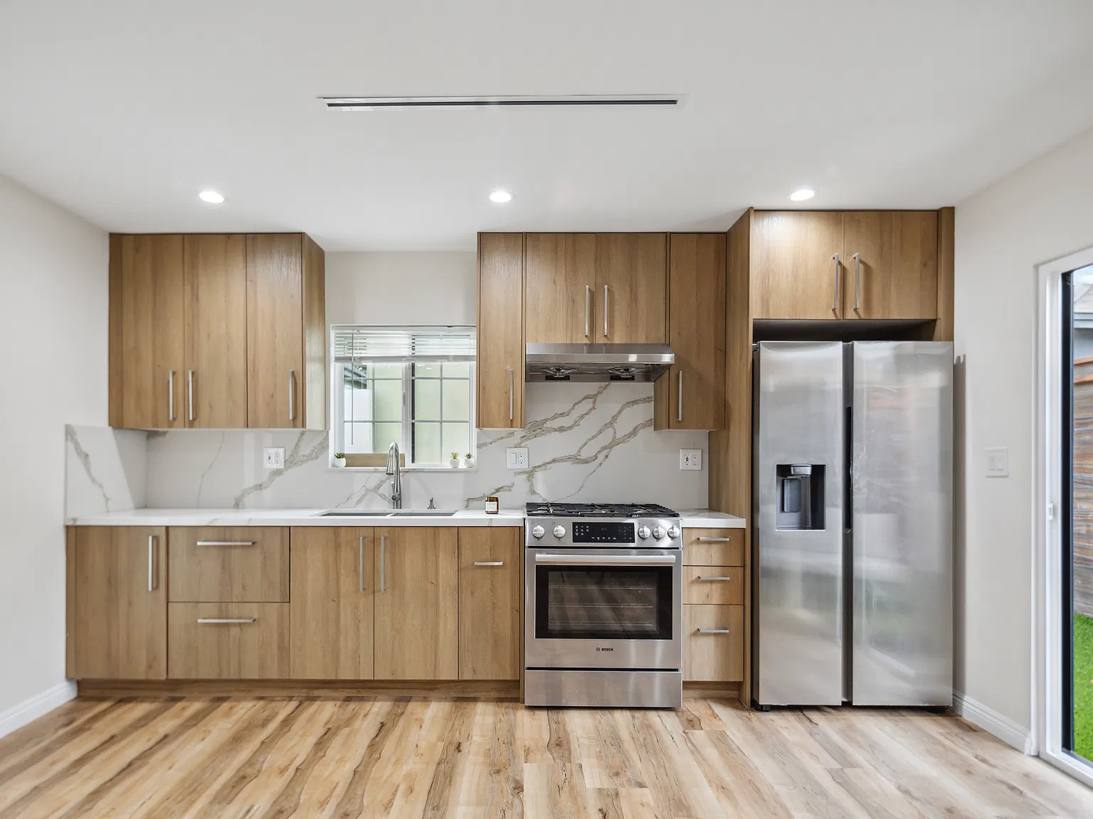 2 bed, 670 sqft, $3,950 — Photo 3