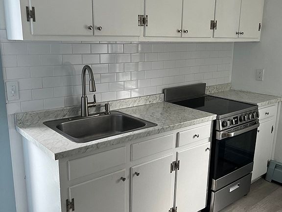 3rd image of 26 Munroe St Unit 4