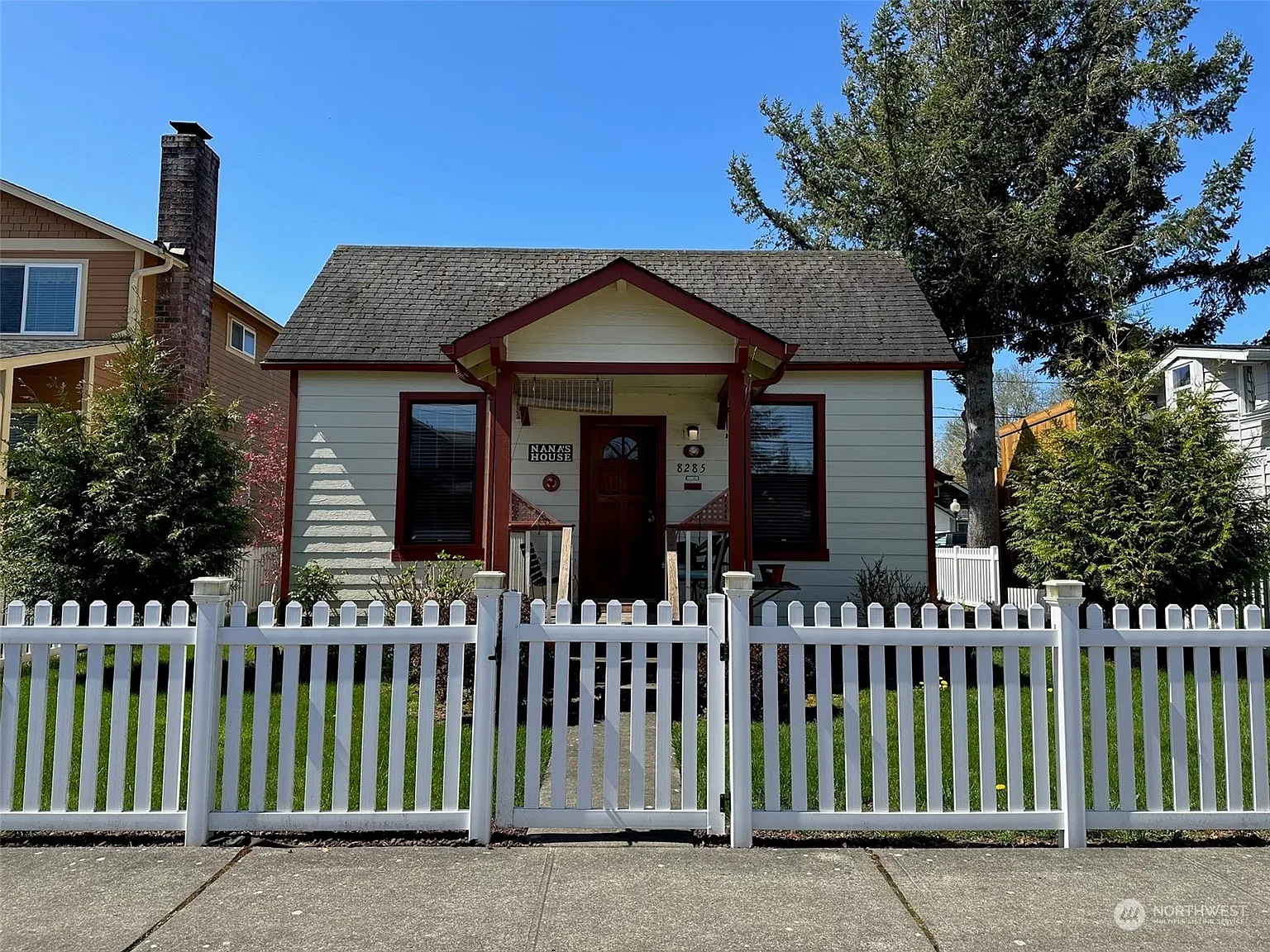 8285 Maple Avenue SE photo 1