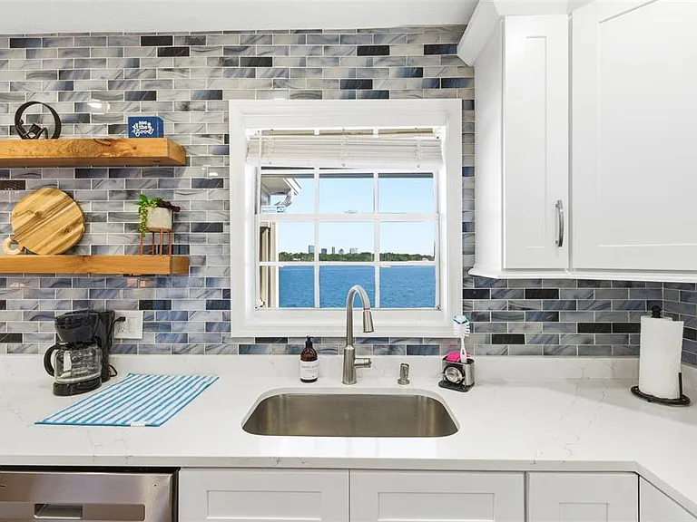 201 Pompano Dr SE #C — Photo 8