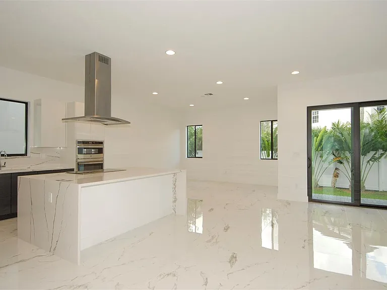 1435 SW 23rd St — Photo 3