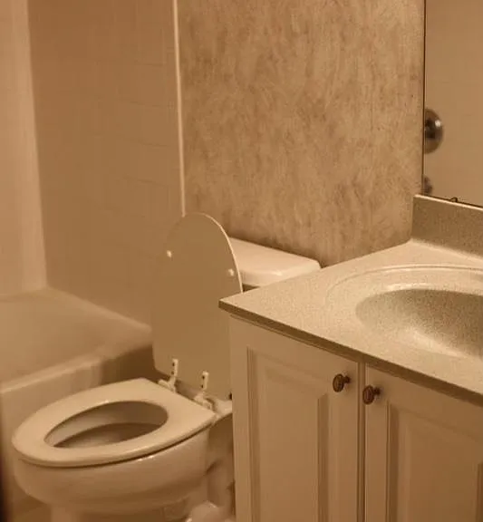 Another full bath room with tub on the 2nd floor