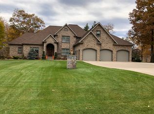 716 Hillcrest Dr, Iron Mountain, MI 49801