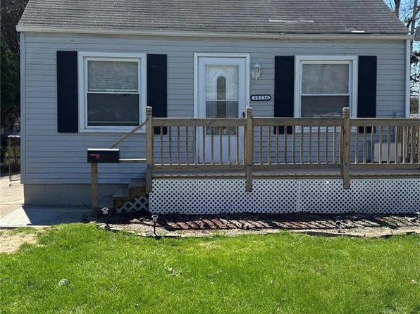 19216 Woodside St, Harper Woods, MI 48225